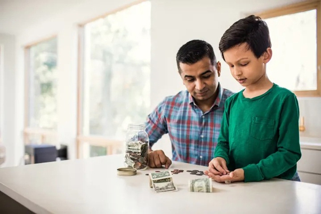 9 thông điệp sai lầm về tiền bạc cha mẹ truyền tải cho con mà lại tưởng đúng-1