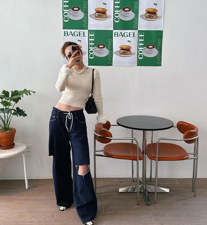 4 mẫu áo kết hợp với quần jeans để có vẻ ngoài trẻ trung-6