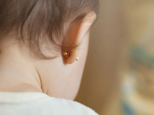 Mẹ chồng nằng nặc bắt xỏ khuyên tai cho cháu nội mới vài ngày tuổi, con dâu quyết từ chối và cái kết được dân mạng ủng hộ nhiệt liệt-1