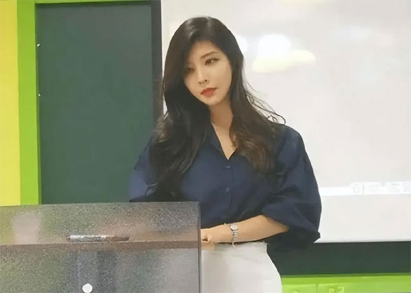 Cô giáo xinh đẹp bị chụp lén, ảnh vừa tung lên dân tình đã ráo riết truy tìm: Danh tính gây bất ngờ-3