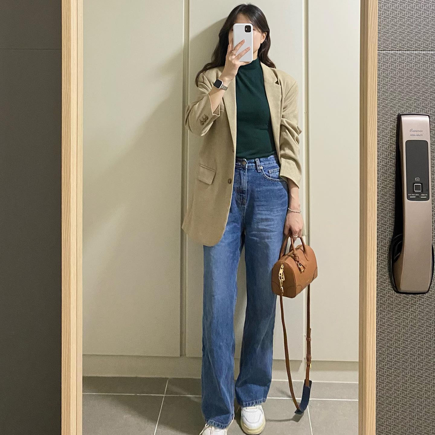 10 cách mặc áo blazer với quần jeans thanh lịch, sành điệu từ công sở ra phố-5