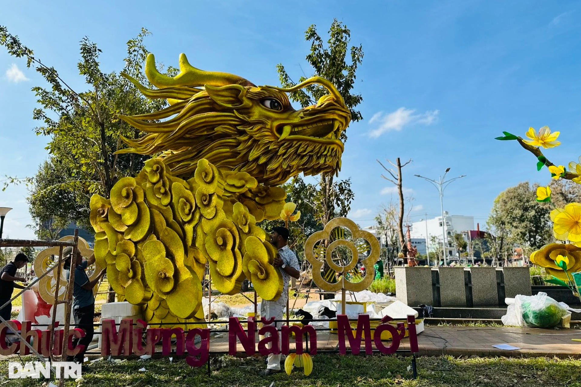 Chiêm ngắm linh vật rồng ôm trọn đất trời ở phố núi Đắk Lắk dài 16m-1