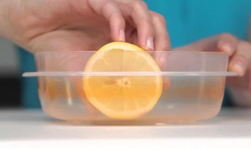 Mẹo tẩy sạch các vết ố, xỉn màu trên đồ nhựa giúp làm mới hiệu quả-1