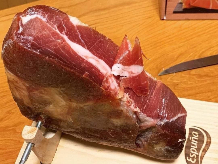 Đùi heo muối ngoại la liệt chợ Tết, bà hàng rau cũng tranh thủ nhập về bán-1