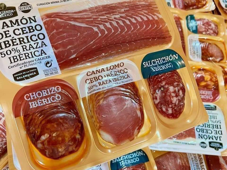 Đùi heo muối ngoại la liệt chợ Tết, bà hàng rau cũng tranh thủ nhập về bán-3