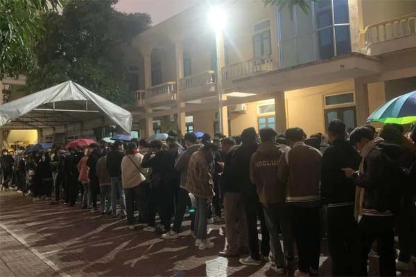 Sân bay Tân Sơn Nhất những ngày này: 1 người về 10 người đón, đông đúc từ sáng đến đêm-9