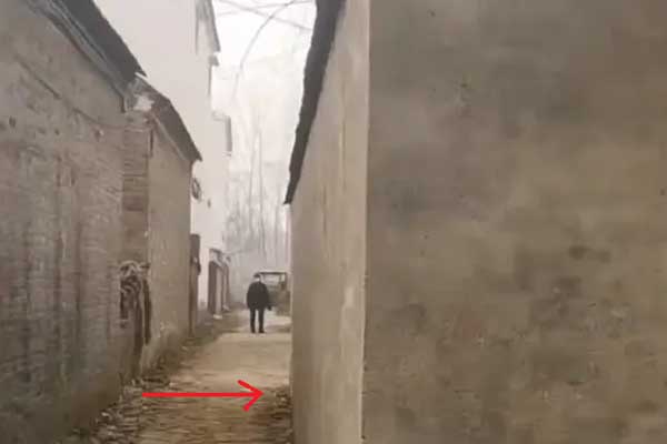 Về quê đón Tết sau 3 năm làm ăn xa, người đàn ông nóng mắt” với cảnh này: Cho máy xúc qua dỡ nhà hàng xóm-2