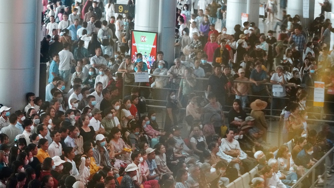Sân bay Tân Sơn Nhất những ngày này: 1 người về 10 người đón, đông đúc từ sáng đến đêm-1