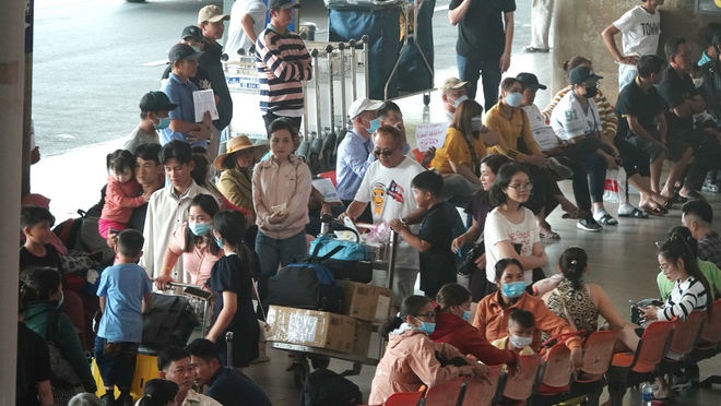 Sân bay Tân Sơn Nhất những ngày này: 1 người về 10 người đón, đông đúc từ sáng đến đêm-2
