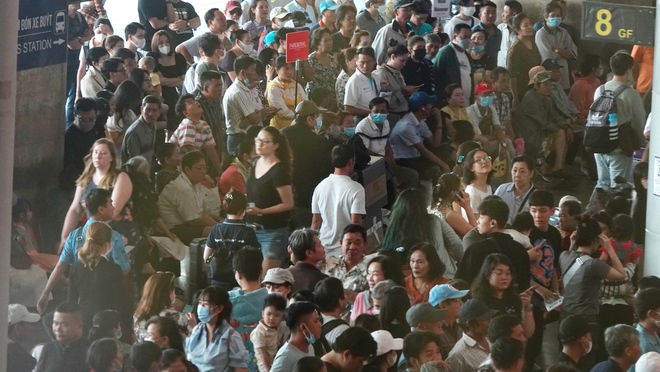 Sân bay Tân Sơn Nhất những ngày này: 1 người về 10 người đón, đông đúc từ sáng đến đêm-3