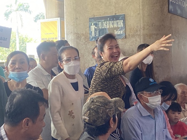 Sân bay Tân Sơn Nhất những ngày này: 1 người về 10 người đón, đông đúc từ sáng đến đêm-4