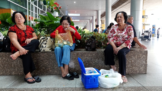 Sân bay Tân Sơn Nhất những ngày này: 1 người về 10 người đón, đông đúc từ sáng đến đêm-5