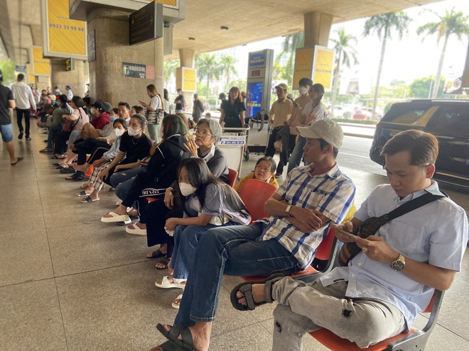 Sân bay Tân Sơn Nhất những ngày này: 1 người về 10 người đón, đông đúc từ sáng đến đêm-6