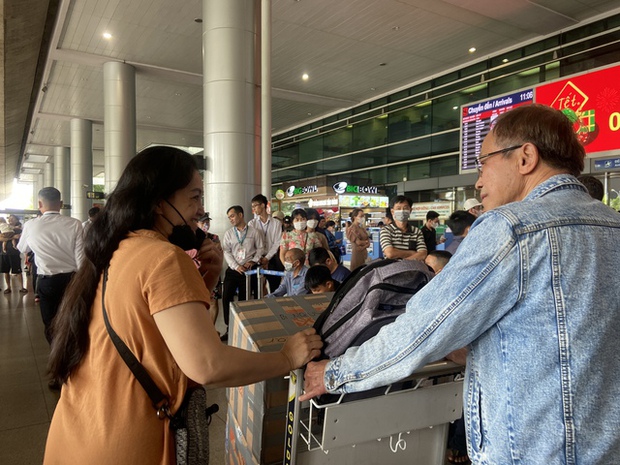 Sân bay Tân Sơn Nhất những ngày này: 1 người về 10 người đón, đông đúc từ sáng đến đêm-8