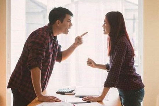 Anh tôi ném xấp tiền lên bàn rồi nói lời cay nghiệt, phản ứng của chị dâu khiến cả nhà bất ngờ