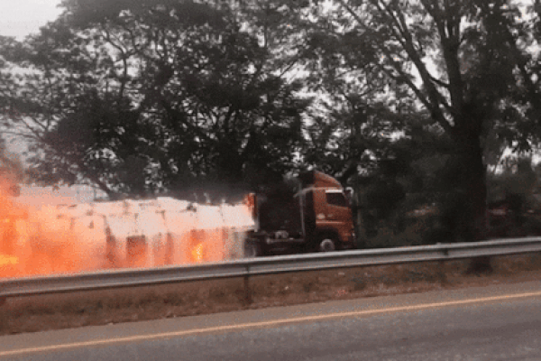 Clip: Xe tải chở bột sắn bốc cháy ngùn ngụt trên đường