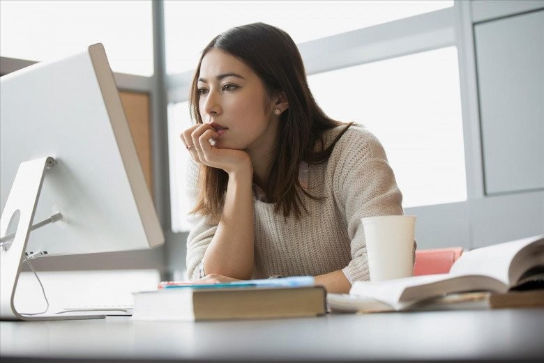 Thấy chiếc tai nghe để quên trên bàn tôi liền đeo thử, ai ngờ phát hiện bí mật của con gái 15 tuổi-1