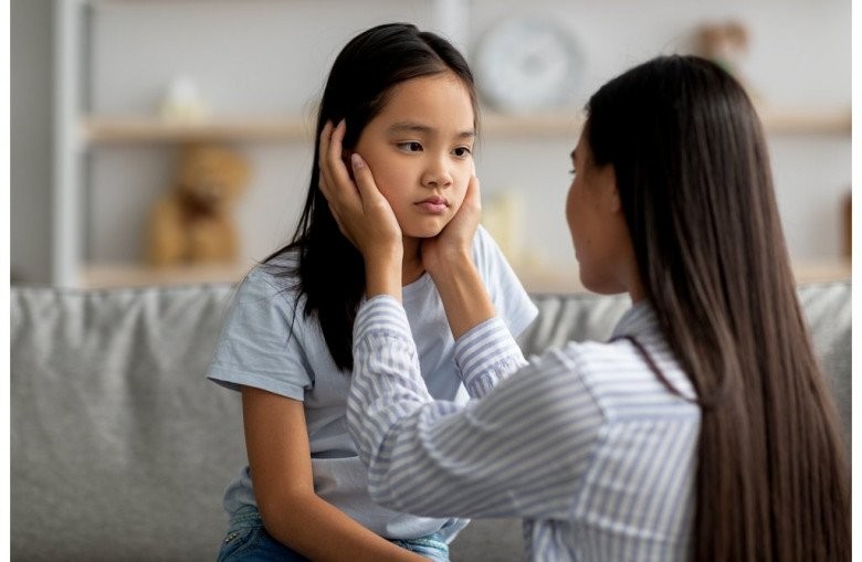 Thấy chiếc tai nghe để quên trên bàn tôi liền đeo thử, ai ngờ phát hiện bí mật của con gái 15 tuổi-2