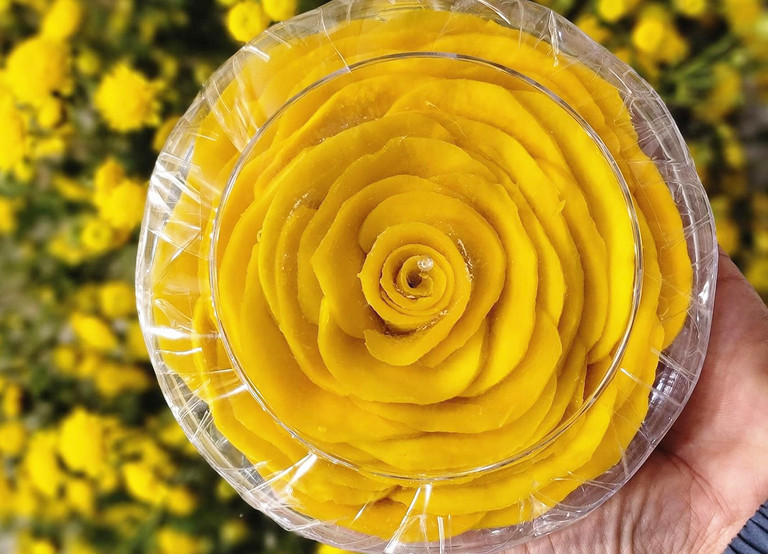 Hoa hồng làm bằng nguyên liệu đặc biệt, giá 100 nghìn đồng/bông vẫn đắt hàng-1