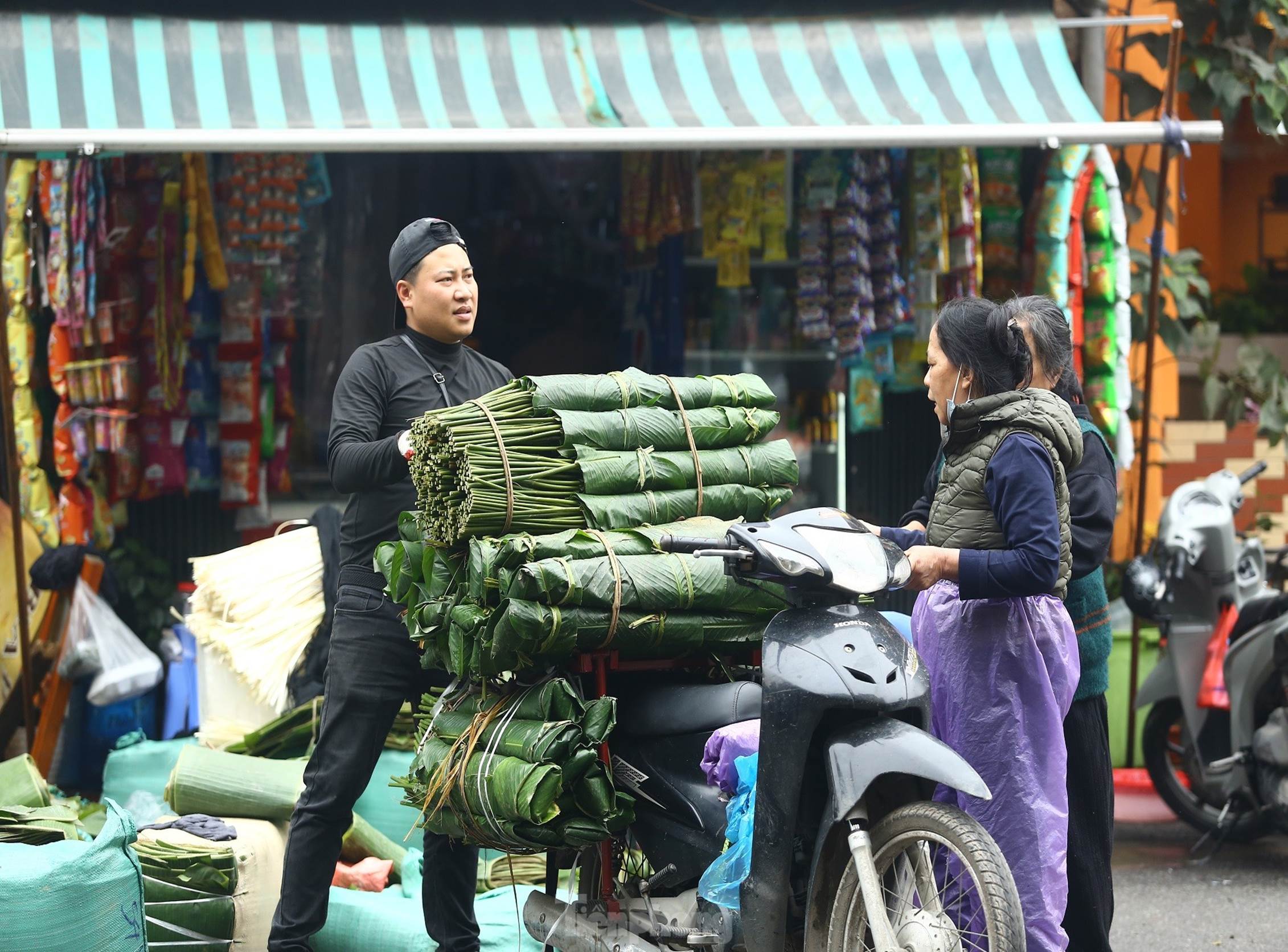 Chợ lá dong lâu đời nhất Hà Nội: Ngày bán hàng vạn lá, thu về hàng chục triệu-16
