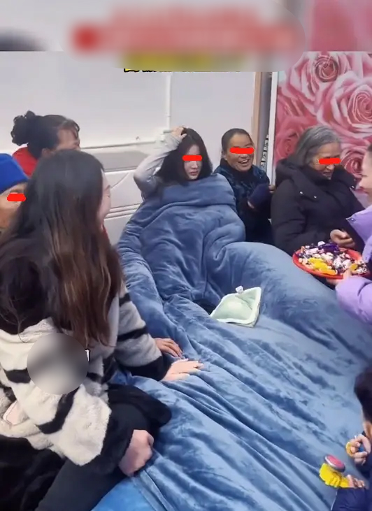 Ngủ lại nhà bạn trai, khi tỉnh lại cô gái rùng mình vì cảnh tượng nhìn thấy-1