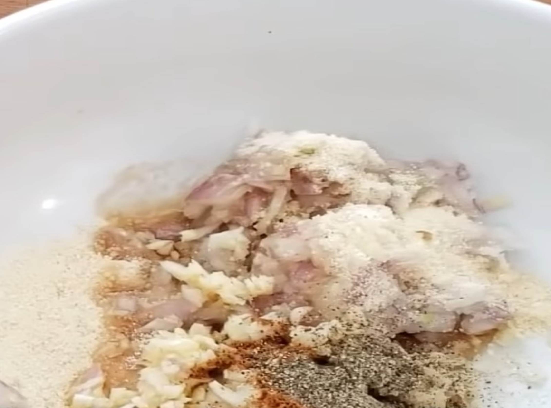 Làm mới thực đơn bằng món chân giò chiên nước mắm đậm đà thơm ngon-2