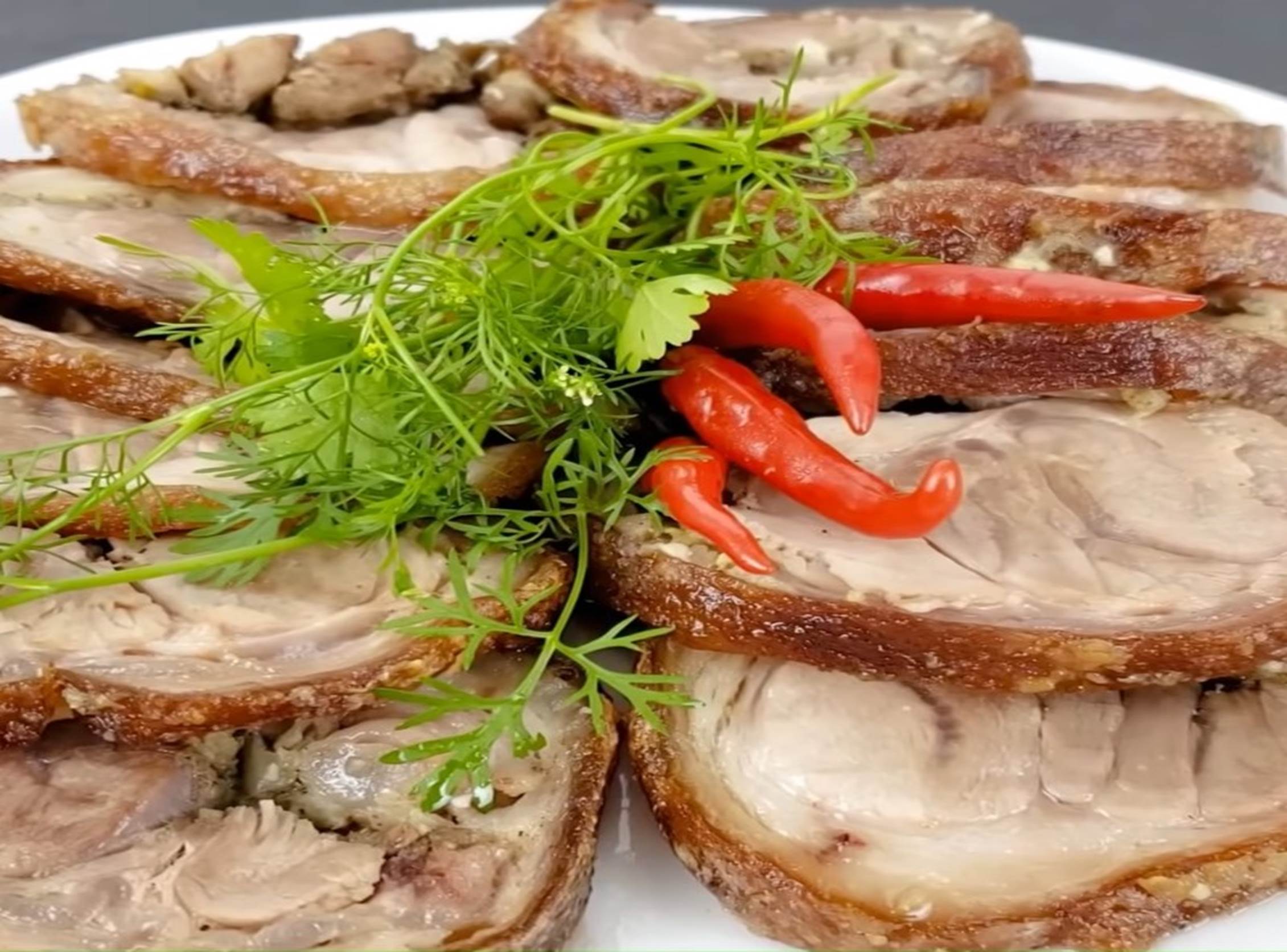 Làm mới thực đơn bằng món chân giò chiên nước mắm đậm đà thơm ngon-14