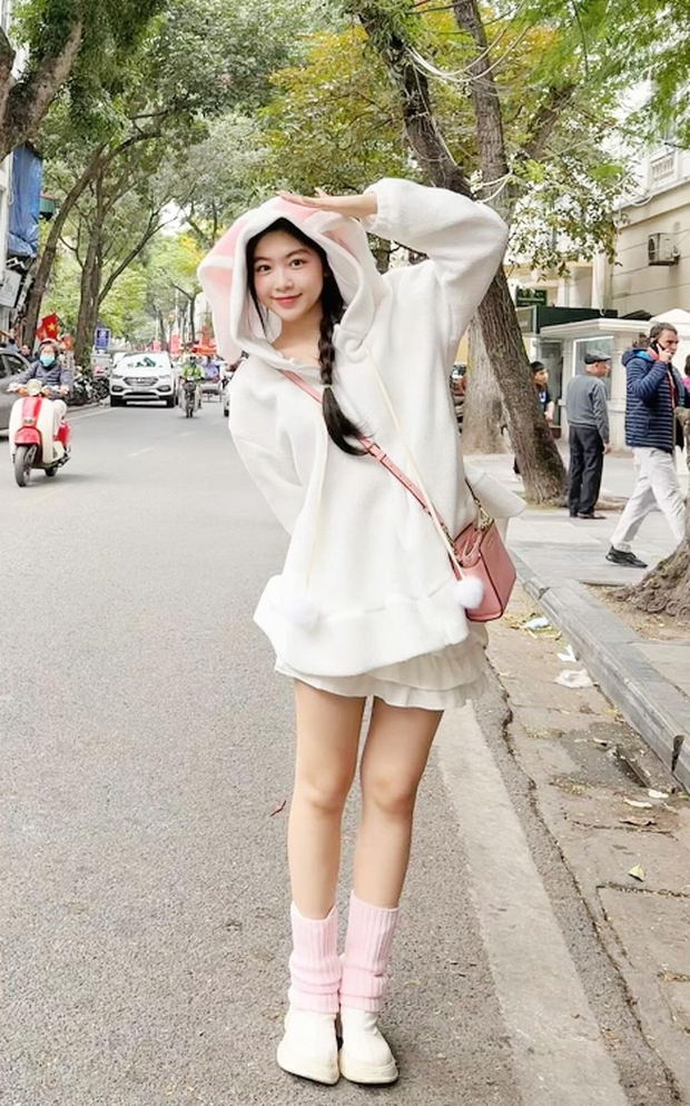 Lọ Lem - ái nữ MC Quyền Linh bị giục debut làm idol khi khoe trọn đôi chân thẳng tắp như kiếm Nhật trên sân khấu-1