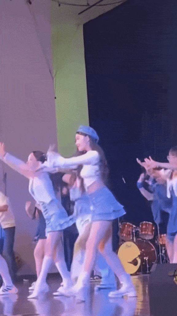 Lọ Lem - ái nữ MC Quyền Linh bị giục debut làm idol khi khoe trọn đôi chân thẳng tắp như kiếm Nhật trên sân khấu-2