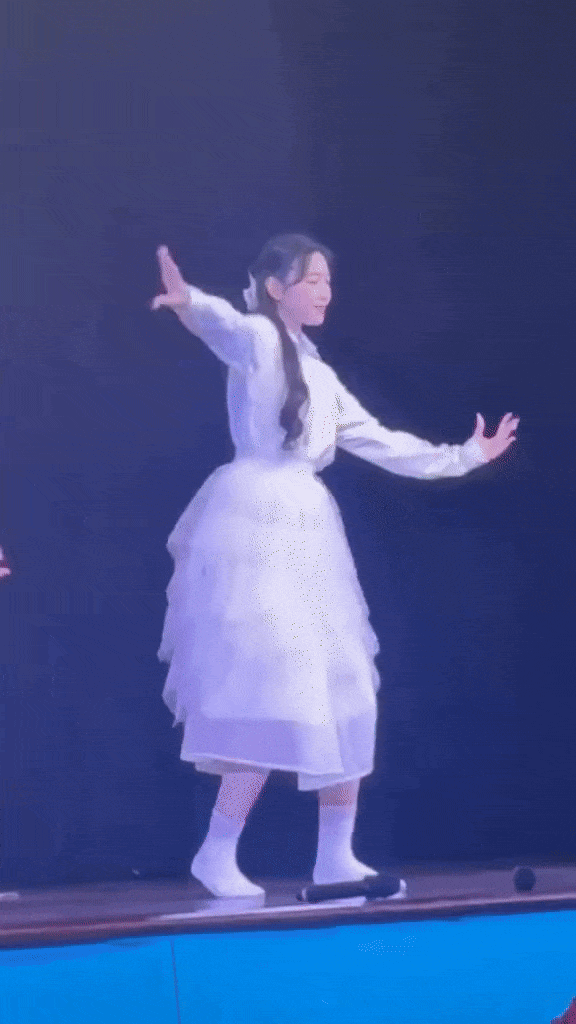 Lọ Lem - ái nữ MC Quyền Linh bị giục debut làm idol khi khoe trọn đôi chân thẳng tắp như kiếm Nhật trên sân khấu-3