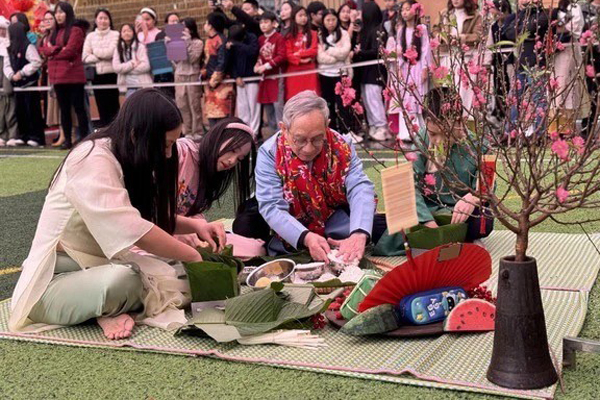 Giảng viên, sinh viên lên đồ long lanh, lưu khoảnh khắc Tết ở trường học-11