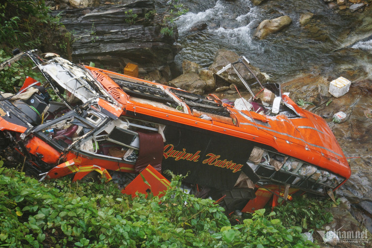 Bắt tài xế điều khiển xe khách lao xuống vực ở cao tốc La Sơn – Túy Loan-2