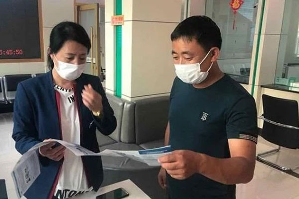 Người phụ nữ quỳ xin được chen hàng để gửi tiết kiệm tiền mừng tuổi 7,4 triệu đồng của con trai, dân mạng thấy khó hiểu: Vì đâu đến nỗi?-3