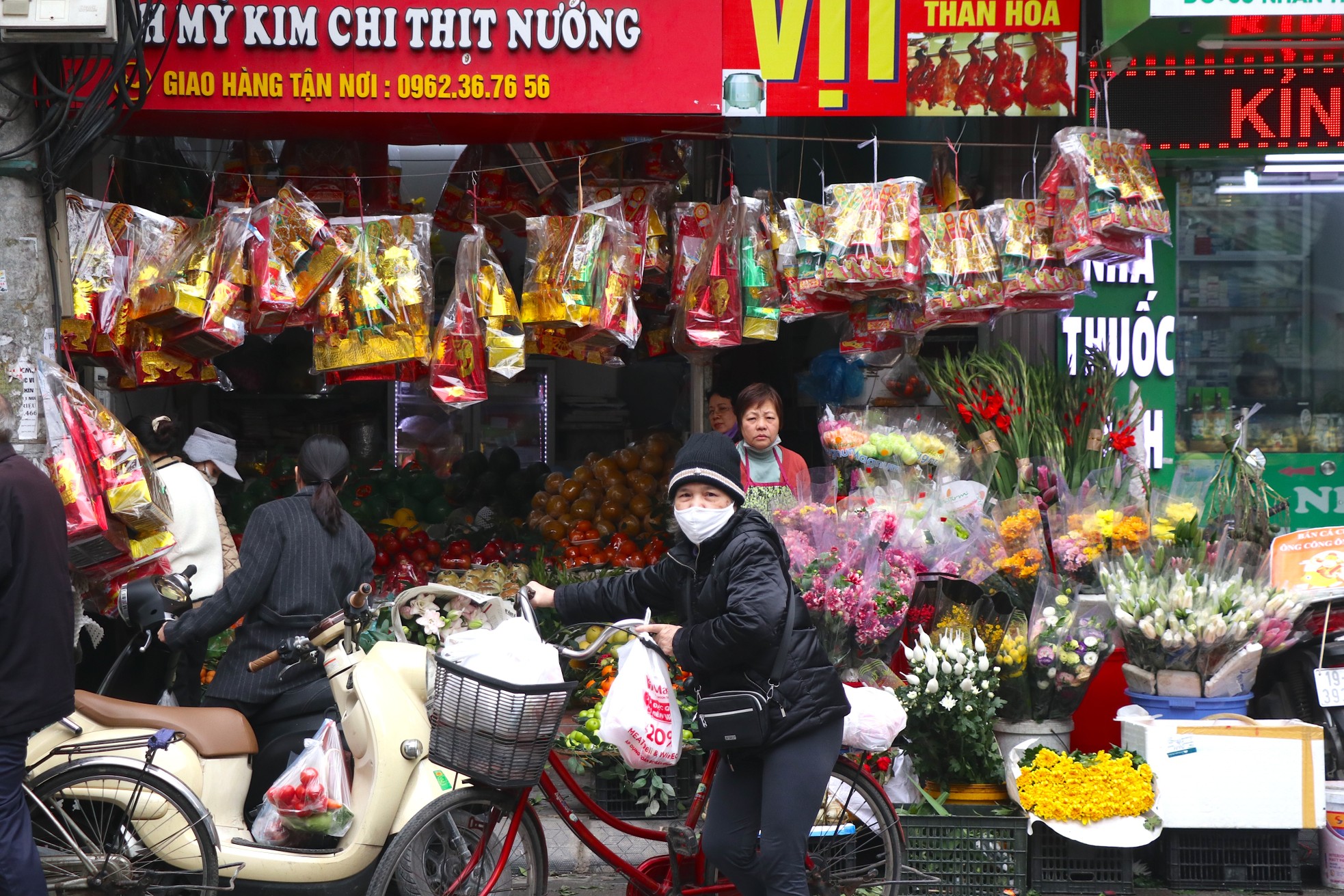 Tất bật mua đồ lễ, sắm chuyên cơ cho ông Công ông Táo-1