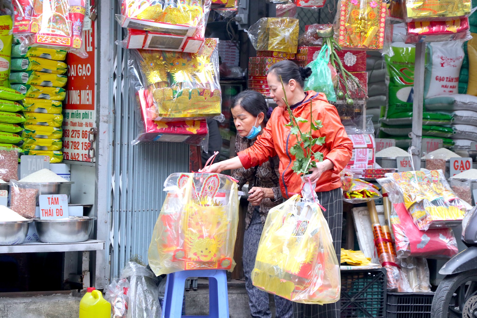 Tất bật mua đồ lễ, sắm chuyên cơ cho ông Công ông Táo-3
