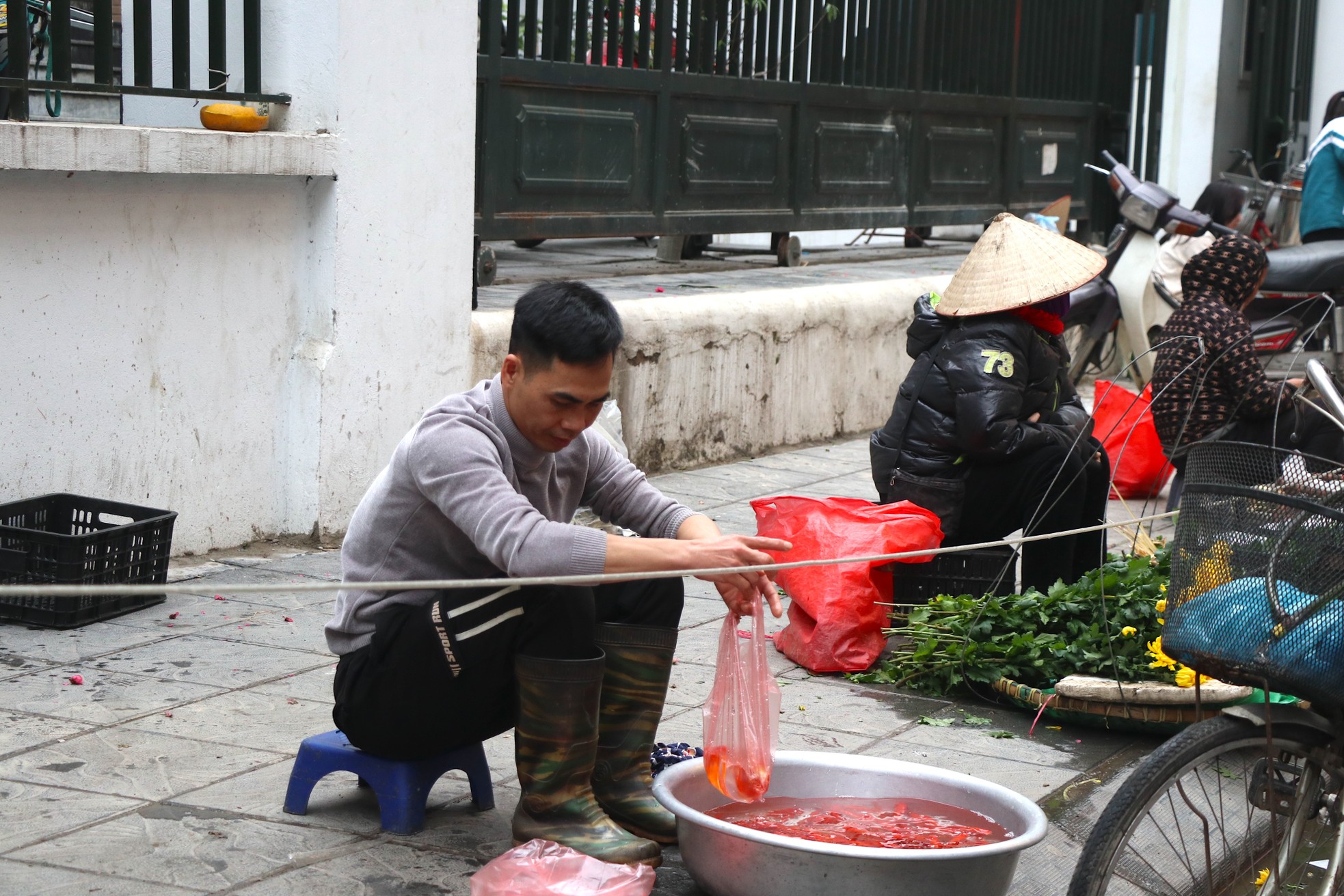Tất bật mua đồ lễ, sắm chuyên cơ cho ông Công ông Táo-5