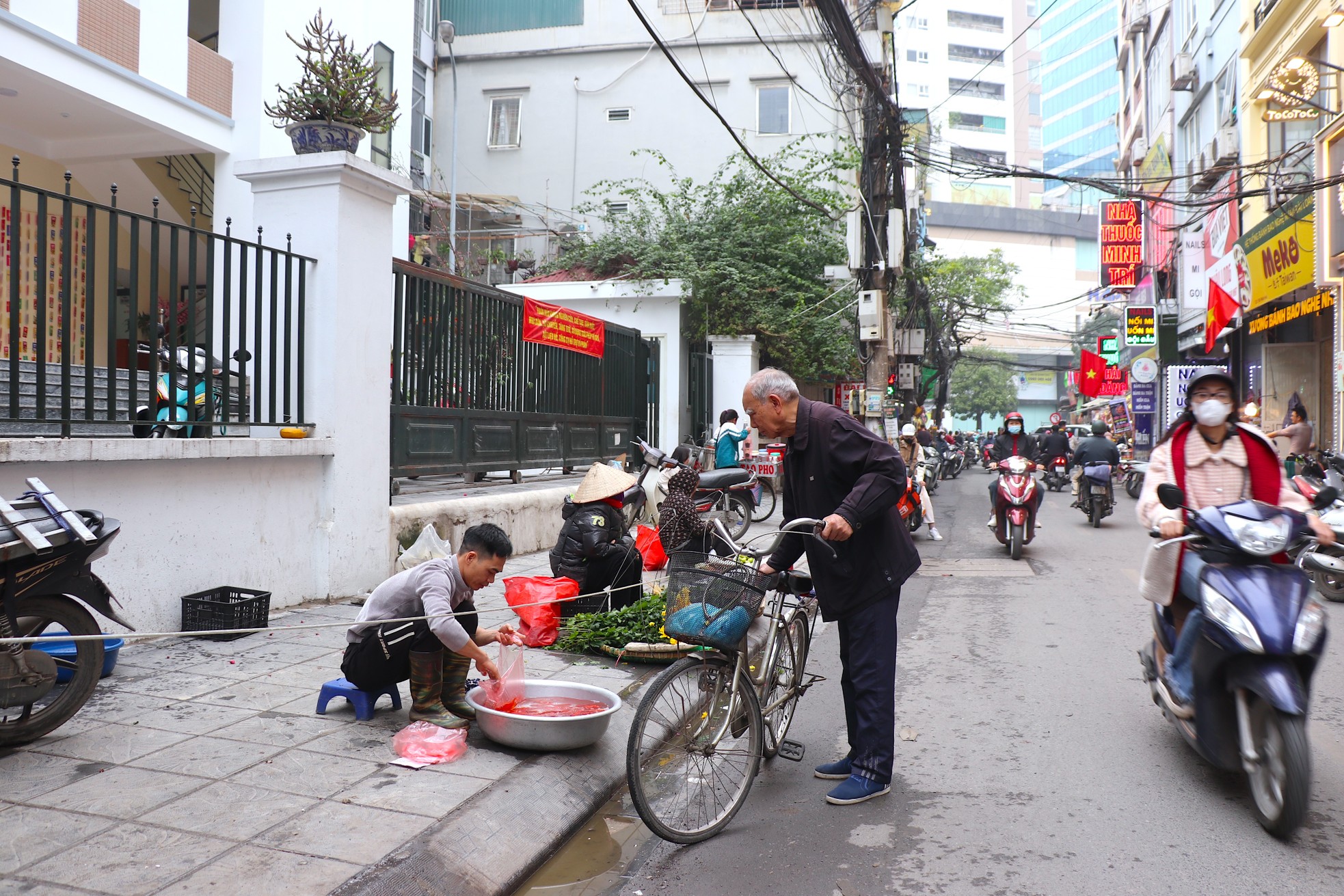 Tất bật mua đồ lễ, sắm chuyên cơ cho ông Công ông Táo-6