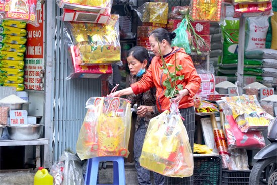 Tất bật mua đồ lễ, sắm 'chuyên cơ' cho ông Công ông Táo