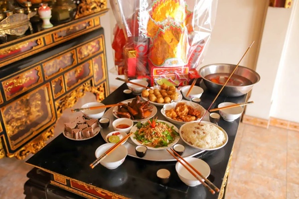 Trên bàn thờ có 1 thứ nếu dùng không đúng có thể gây độc, dẫn đến ung thư, ngày lễ Tết càng nên thận trọng-1