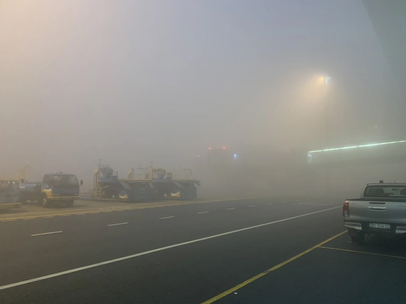 Hàng chục chuyến bay đổi hướng, lùi giờ vì sương mù dày đặc ở Hà Nội-1