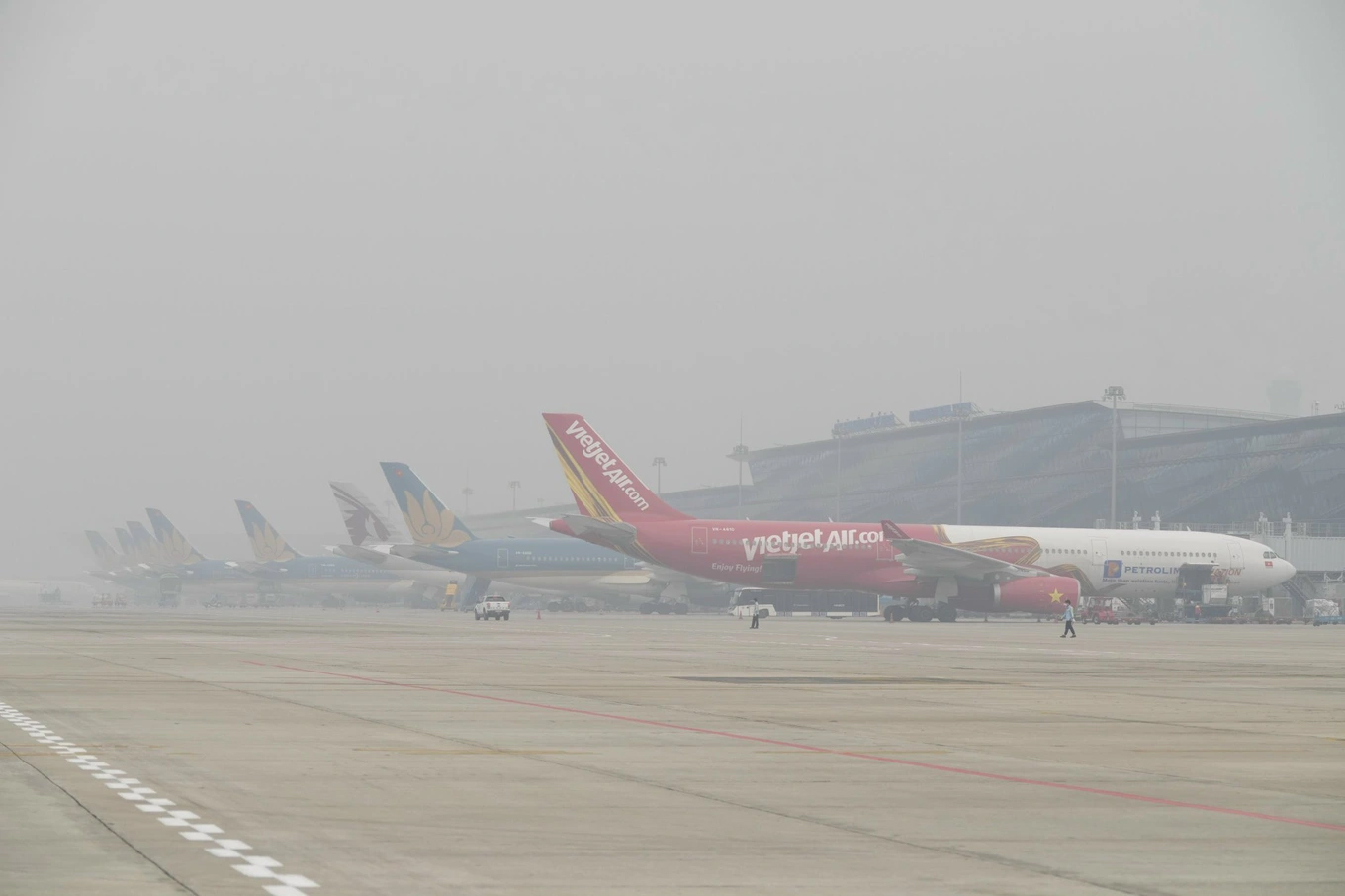 Hàng chục chuyến bay đổi hướng, lùi giờ vì sương mù dày đặc ở Hà Nội-2
