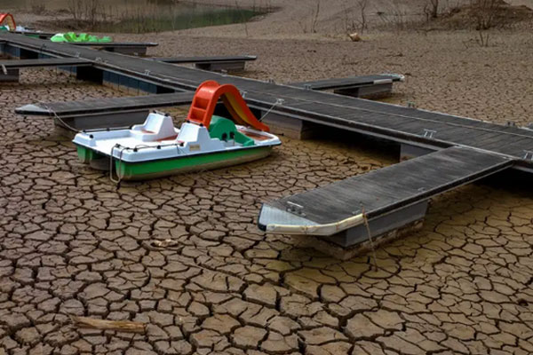 Catalonia đối mặt với lệnh cấm rửa xe, hạn chế bơm nước bể bơi vì hạn hán kỷ lục-1