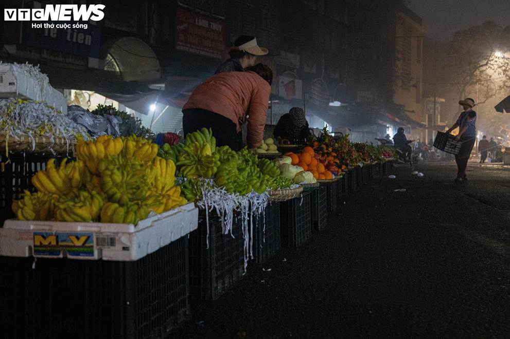 Trời Hà Nội mịt mù sương, chợ vẫn đông người sắm lễ ông Công ông Táo từ sáng sớm-1