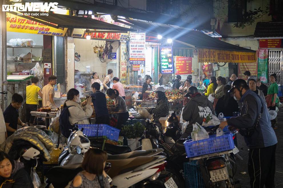 Trời Hà Nội mịt mù sương, chợ vẫn đông người sắm lễ ông Công ông Táo từ sáng sớm-2