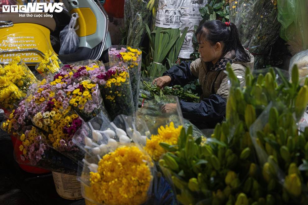 Trời Hà Nội mịt mù sương, chợ vẫn đông người sắm lễ ông Công ông Táo từ sáng sớm-10