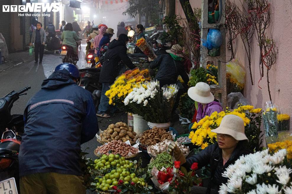 Trời Hà Nội mịt mù sương, chợ vẫn đông người sắm lễ ông Công ông Táo từ sáng sớm-12