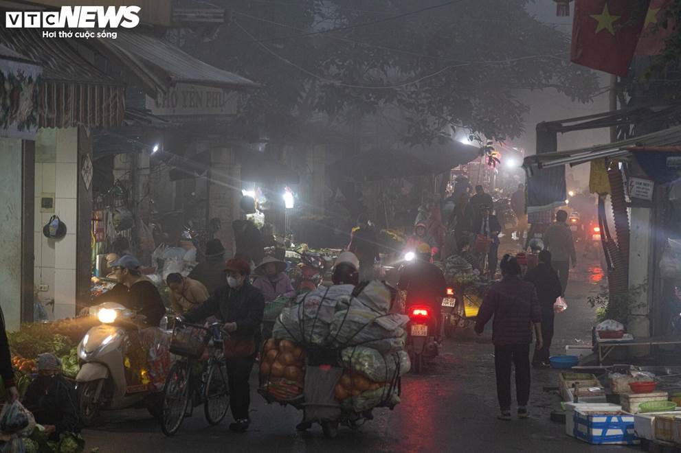 Trời Hà Nội mịt mù sương, chợ vẫn đông người sắm lễ ông Công ông Táo từ sáng sớm-3