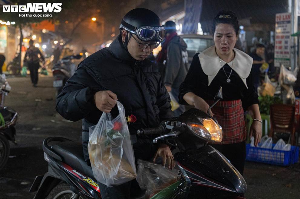Trời Hà Nội mịt mù sương, chợ vẫn đông người sắm lễ ông Công ông Táo từ sáng sớm-18