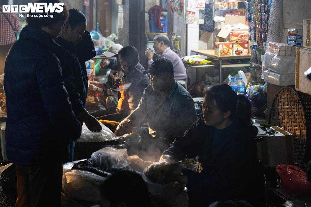 Trời Hà Nội mịt mù sương, chợ vẫn đông người sắm lễ ông Công ông Táo từ sáng sớm-20
