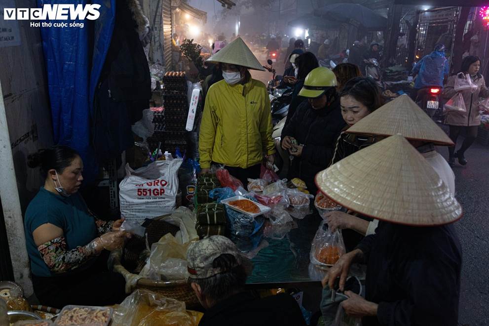 Trời Hà Nội mịt mù sương, chợ vẫn đông người sắm lễ ông Công ông Táo từ sáng sớm-21
